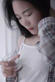 坐着顶着难受站着躺着就好点